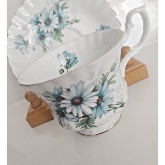 Royal Albert Montrose shape Cup and Saucer set Marguerite Pattern 1980's - Picture 2 of 16